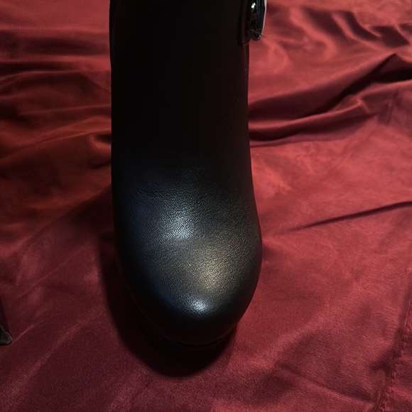 New Never been Worn Guess Blk Heel Boots. - Picture 3 of 6